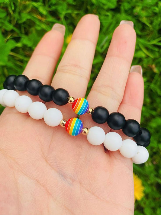 Pulseras Pride Blanca y Negra Piedra Mate con chapa de oro  (contenido 2 pzas)